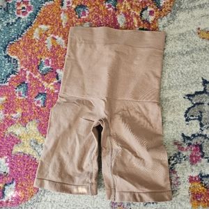 Skims CORE CONTROL SHORT MID THIGH